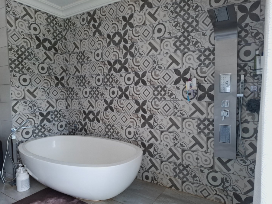 5 Bedroom Property for Sale in Rayton Free State